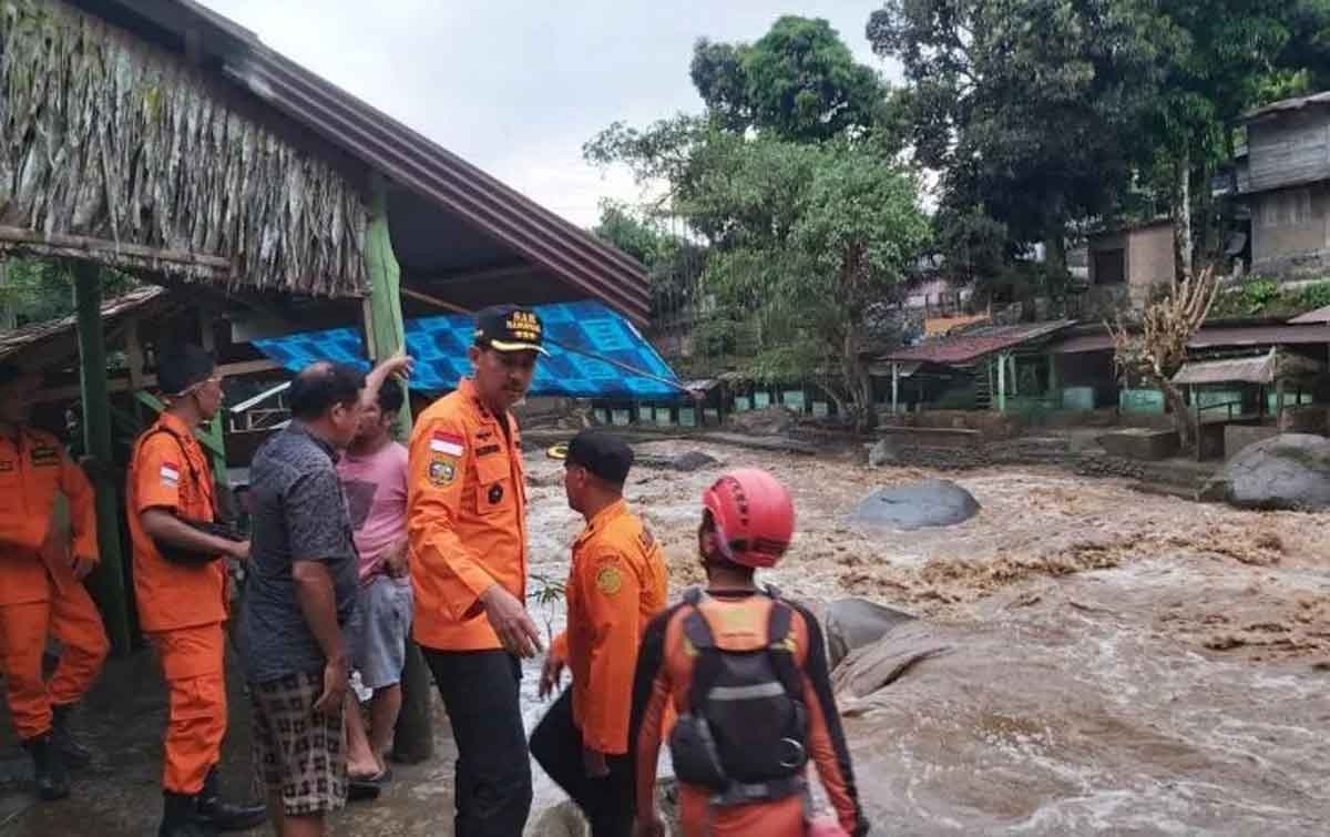 Basarnas Medan Sisir Kawasan Banjir Bandang di Sembahe