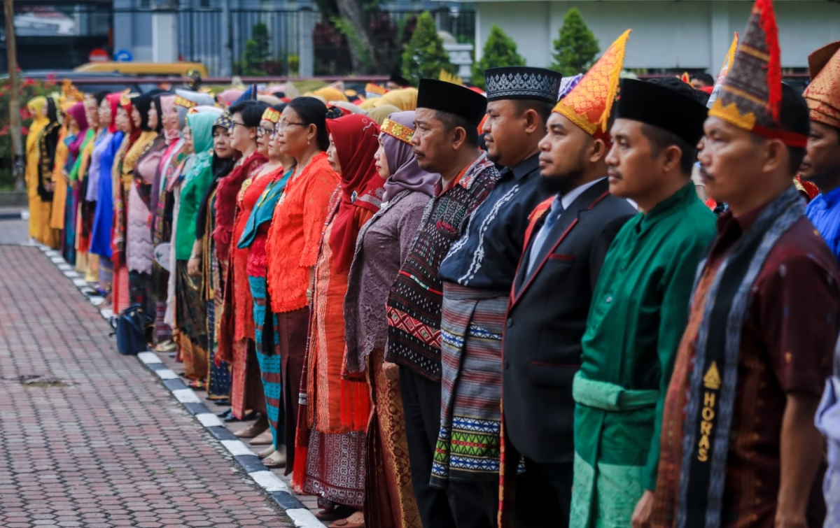 Pakaian Adat Multietnis dan Penampilan Bakat Siswa Semarakkan Hardiknas di Medan