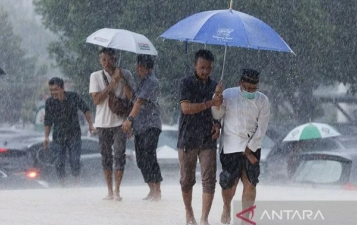 Kamis, Waspadai Hujan dan Angin Kencang