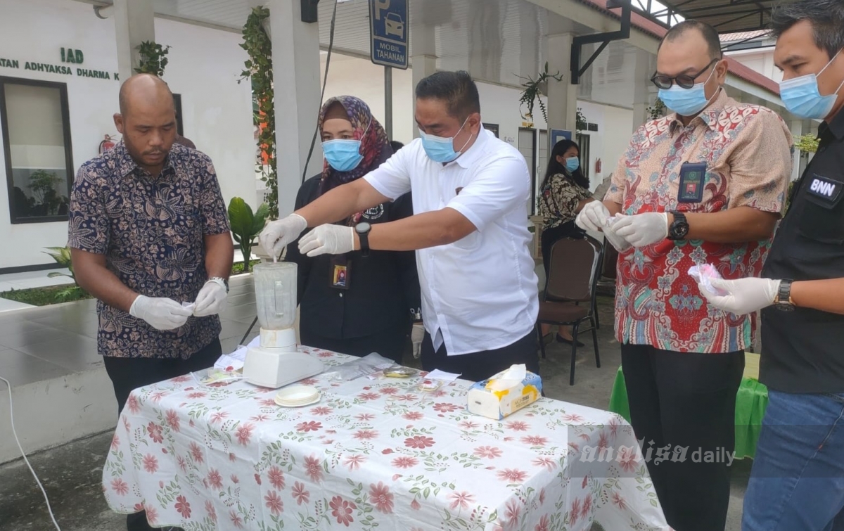 Barang Bukti Sabu dan Ganja Dimusnahkan dengan Cara Digiling hingga Dibakar