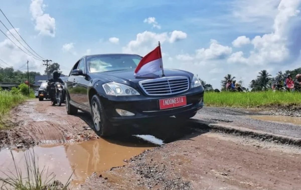 Laporkan Jalan Rusak ke Presiden Lewat Medsos