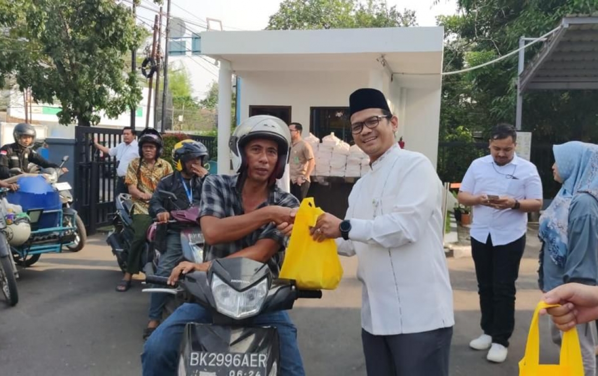 BPJamsostek Cabang Medan Kota Berbagi 200 Takjil Ramadan ke Pengendara