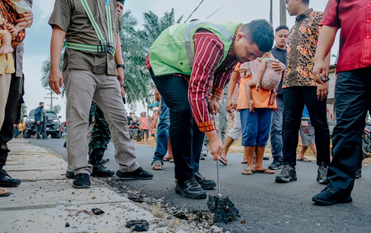 Pengerjaan Jalan Bunga Rampai III Asal Jadi, Bobby Minta Dikorek dan Aspal Ulang