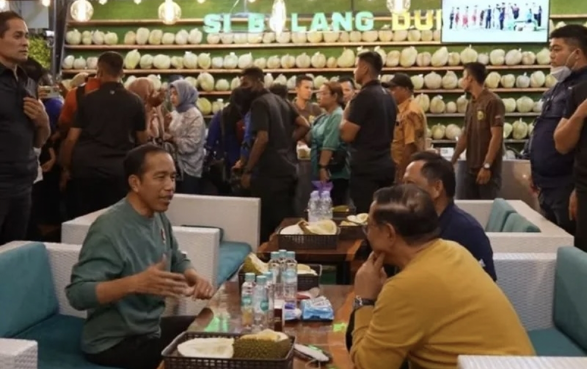 Jokowi Rayakan Emas Sepak Bola SEA Games dengan Traktiran Durian di Medan