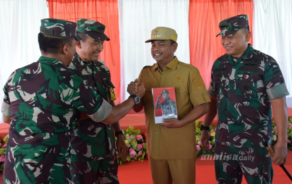 Darmono Susastro Serahkan Buku 'Loper Koran Jadi Jenderal' ke Darma Wijaya