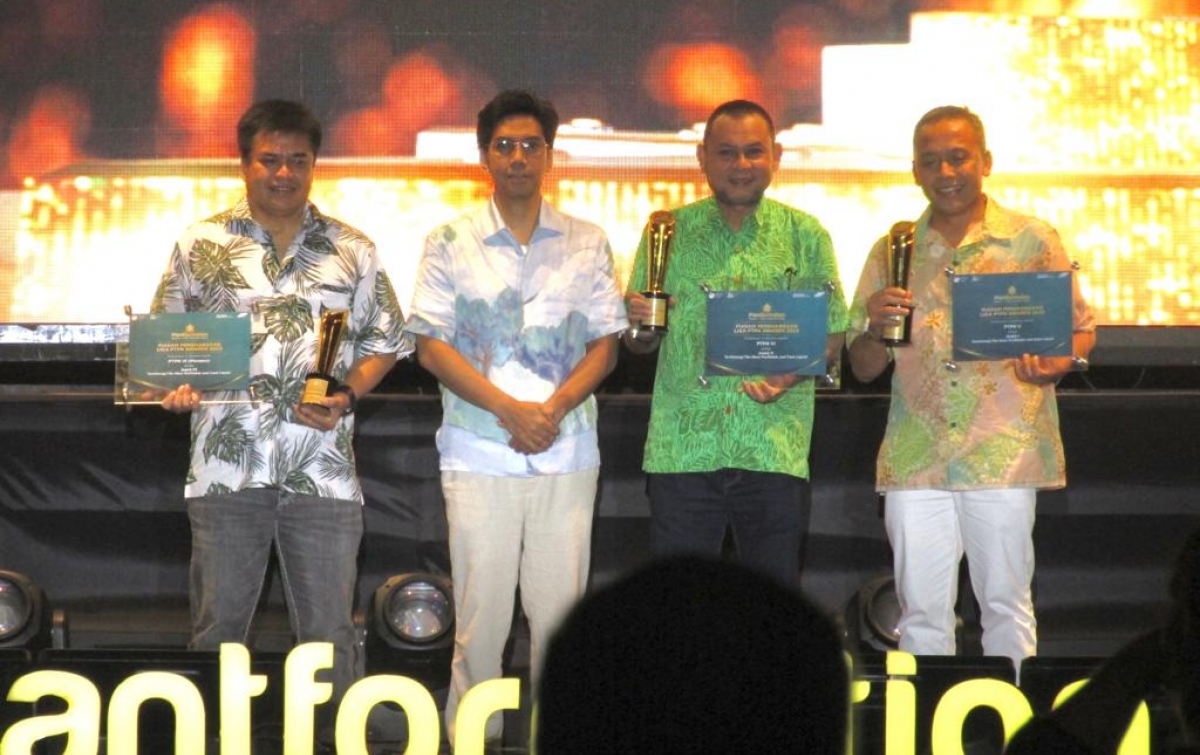 Tengku Rinel Wakili PTPN III Terima Penghargaan PTPN Teruntung