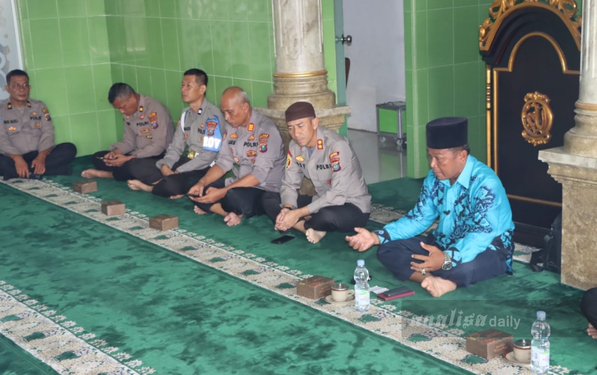 Personel Polres Sergai Ikuti Binrohtal di Masjid Al Muttadin