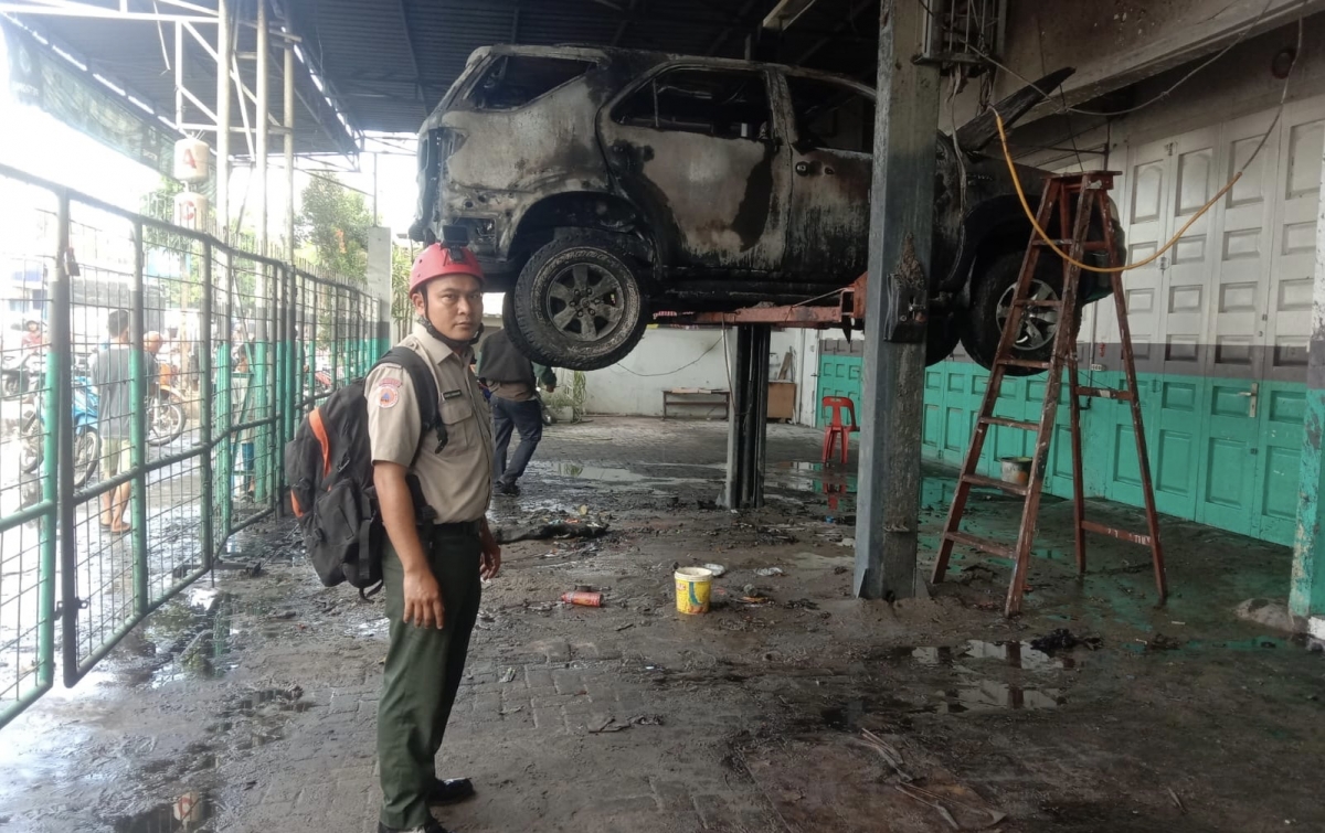 1 Mobil Terbakar di Bengkel, Tidak Ada Korban Jiwa