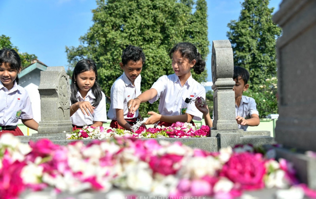 Mengingat Nilai Luhur Ki Hadjar Dewantara Melalui Ziarah ke Taman Makam Wijaya Brata