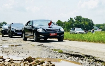 Potret Mobil Jokowi Lintasi Jalan Berkubang di Terusan Ryacudu Lampung