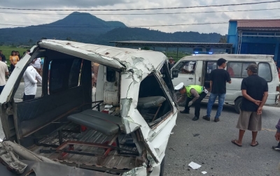 Mini Bus Terbalik di Jalan Lintas Tarutung-Sipirok, 9 Orang Luka-luka