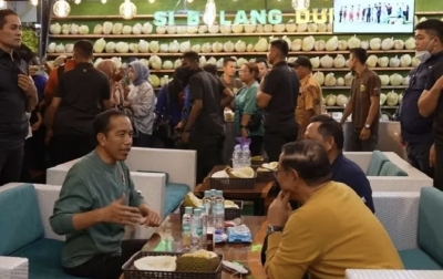 Jokowi Rayakan Emas Sepak Bola SEA Games dengan Traktiran Durian di Medan