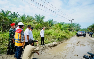 Jokowi Cek Jalan Rusak di Labuhanbatu Utara 