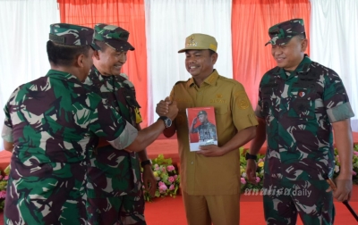 Darmono Susastro Serahkan Buku 'Loper Koran Jadi Jenderal' ke Darma Wijaya