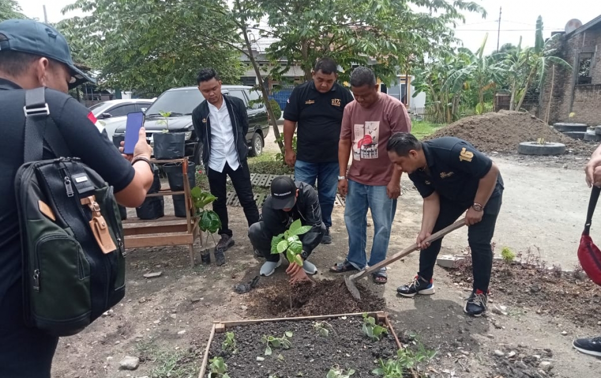 Hari Lingkungan Hidup Sedunia, DPW Sabrom Sumut dan Lurah Tanjung Mulia Hilir Tanam Pohon