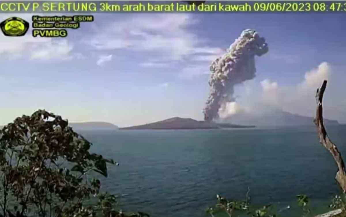 Gunung Anak Krakatau Erupsi Dua Kali dalam Satu Jam