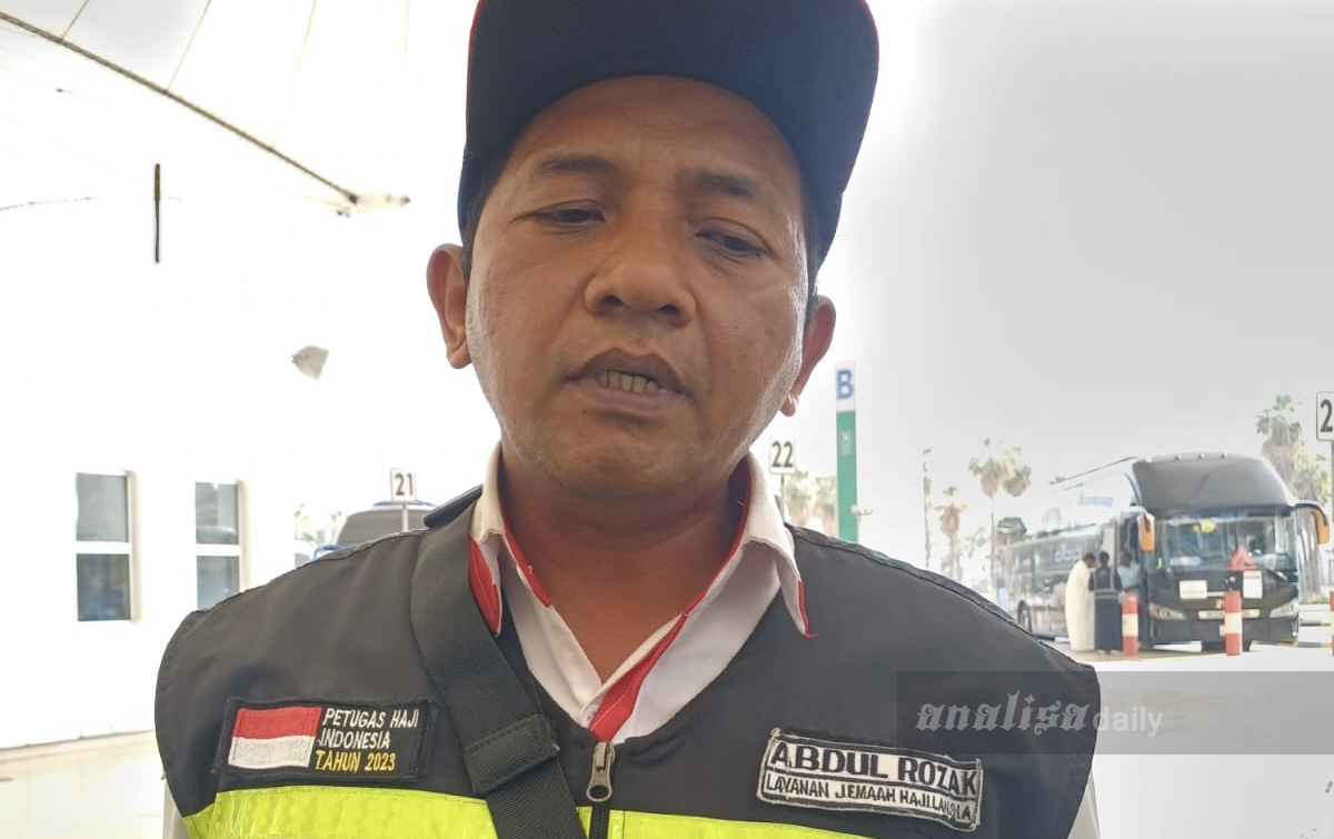 Abdul Rozak Melayani Jemaah Haji Lansia Seperti Orang Tua Sendiri