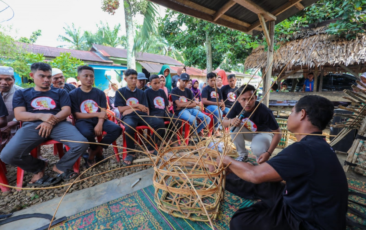 Ganjar Milenial Latih Petani Buat Keranjang Kelapa Sawit di Sumut