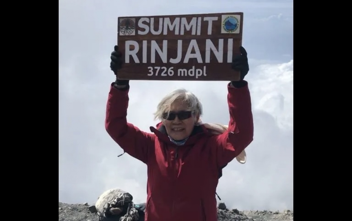 Nenek 71 Tahun Anar Tiur Samosir Sukses Capai Puncak Gunung Rinjani