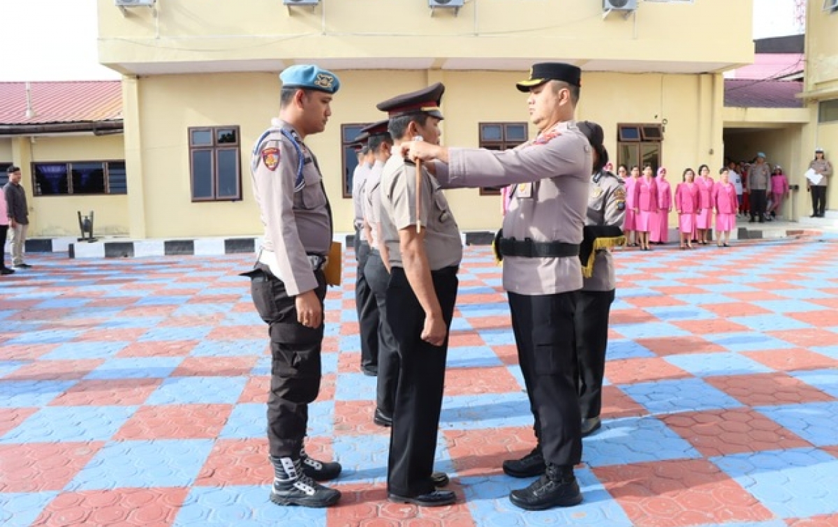 21 Personel dan 4 Pegawai Polres Taput Naik Pangkat