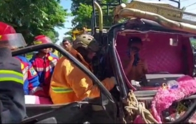 Mobil L300 Tabrak Pohon Pembatas Jalan, Pengemudi Terjepit