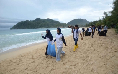 Pelindo Group Edukasi Warga Aceh Besar Lewat Bersihkan Pantai