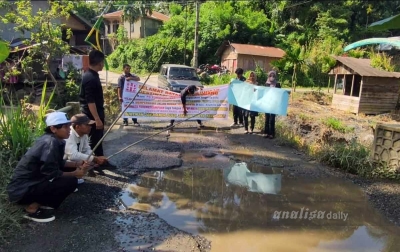 Jalan Rusak Tak Kunjung Diperbaiki, Warga Sidimpuan Lakukan Blokade