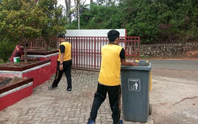 Personil Polres Taput Bersihkan Kawasan Objek Wisata