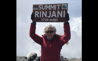 Nenek 71 Tahun Anar Tiur Samosir Sukses Capai Puncak Gunung Rinjani