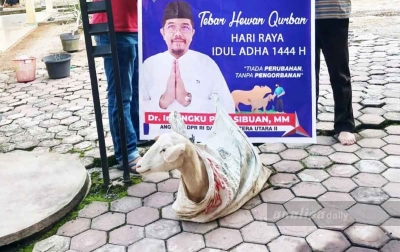 Ongku Hasibuan Serahkan 65 Ekor Hewan Kurban