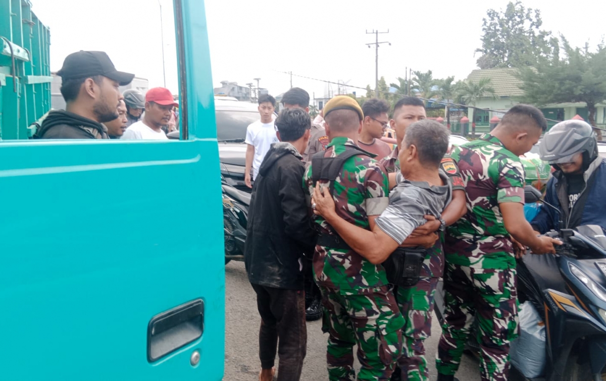 Prajurit Yonarmed 2/KS Selamatkan Sopir Truk yang Terhimpit di Amplas