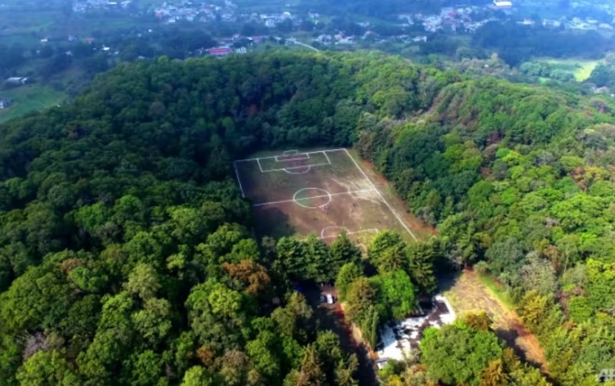 Unik, Kawah Gunung Teoca Dijadikan Lapangan Sepak Bola