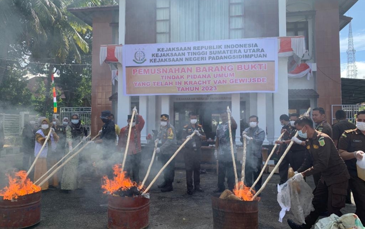 Kejaksaan Sidimpuan Musnahkan Barang Bukti Tindak Pidana Umum