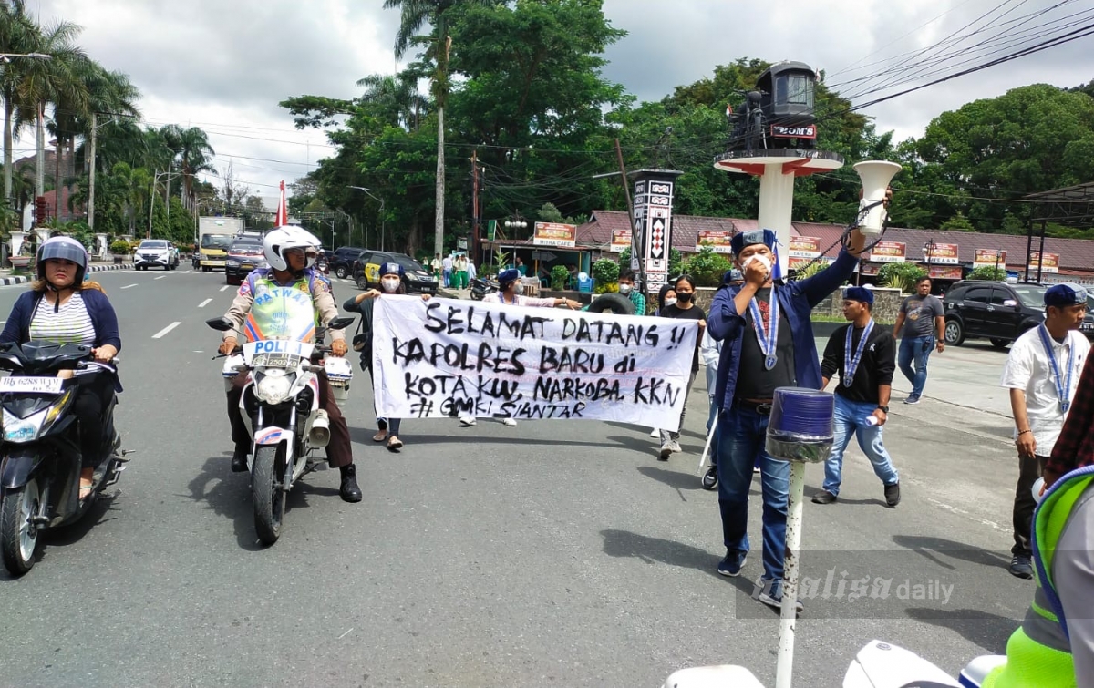 Baru Beberapa Hari Jabat Kapolres Siantar, Yogen Heroes Baruno Didemo Mahasiswa