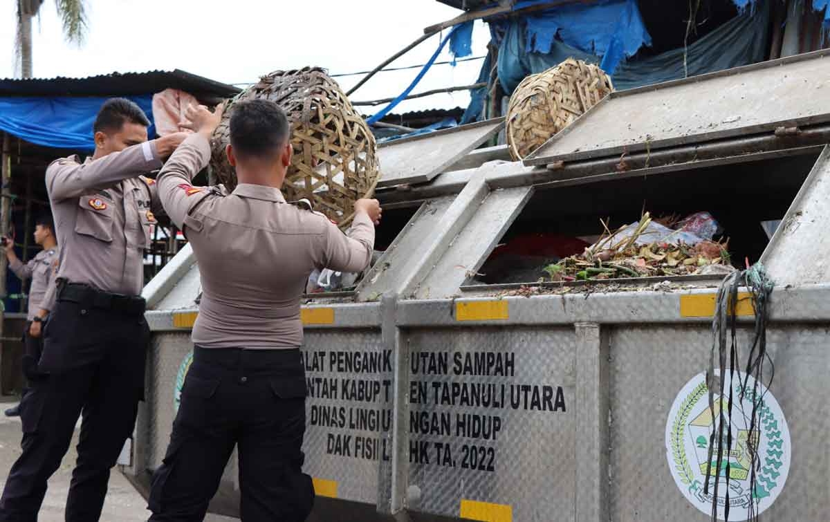 Polres Taput Gelar Aksi Gotong Royong Bersihkan Lingkungan