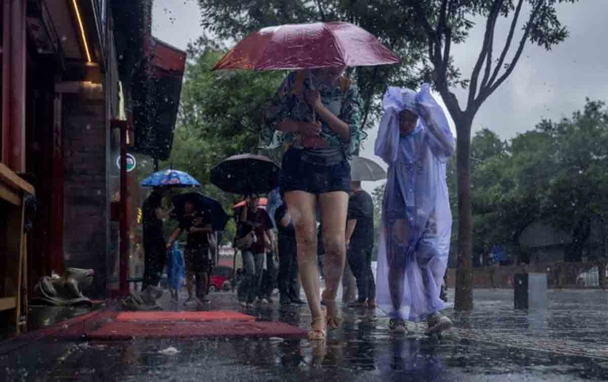 Ribuan Orang Meninggalkan Rumah Saat Hujan Lebat Melanda Beijing