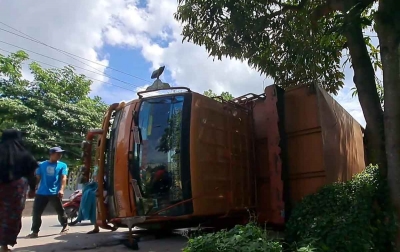 Truk Bermuatan 18 Ton Terbalik, Pengemudi: Terus Terang Saya Mengantuk