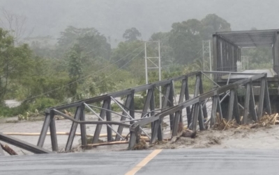 Jembatan Penghubung Putus Akibat Terjangan Banjir