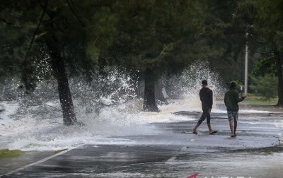 Imbauan, Masyarakat Pesisir Waspada Gelombang Tinggi hingga 6 Meter