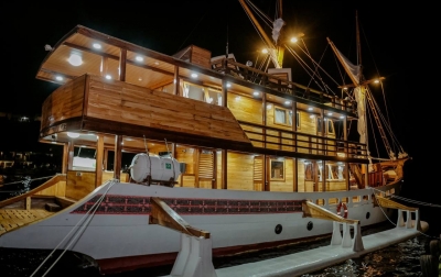 Kapal Pinisi Kenzo Jadi Daya Tarik Baru di Danau Toba