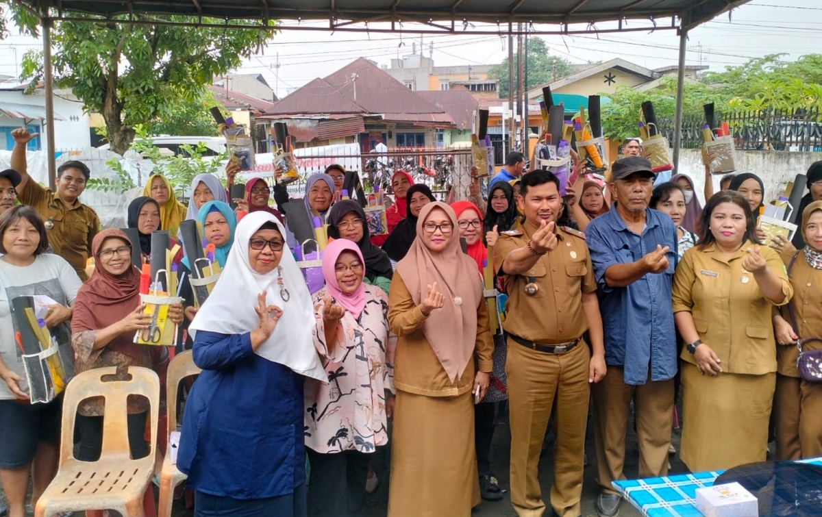 Kelurahan Teladan Barat Latih Masyarakat Daur Ulang Sampah