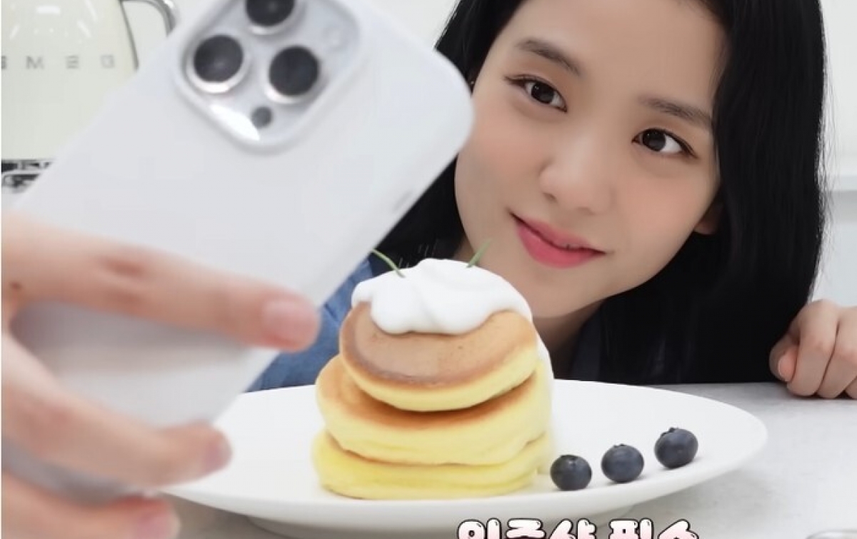 Ikut Kelas Baking, Jisoo BLACKPINK Buat Souffle Pancake