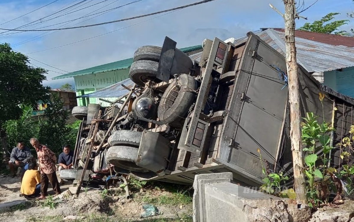 Truk Pengangkut 6 Ton Jeruk Terbalik di Jalan Lintas Tarutung-Sipirok