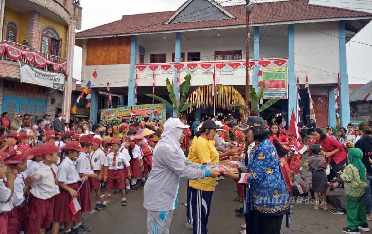 Hari Kemerdekaan, Siswa Hingga Orang Tua di Juma Raja Terima Hadiah