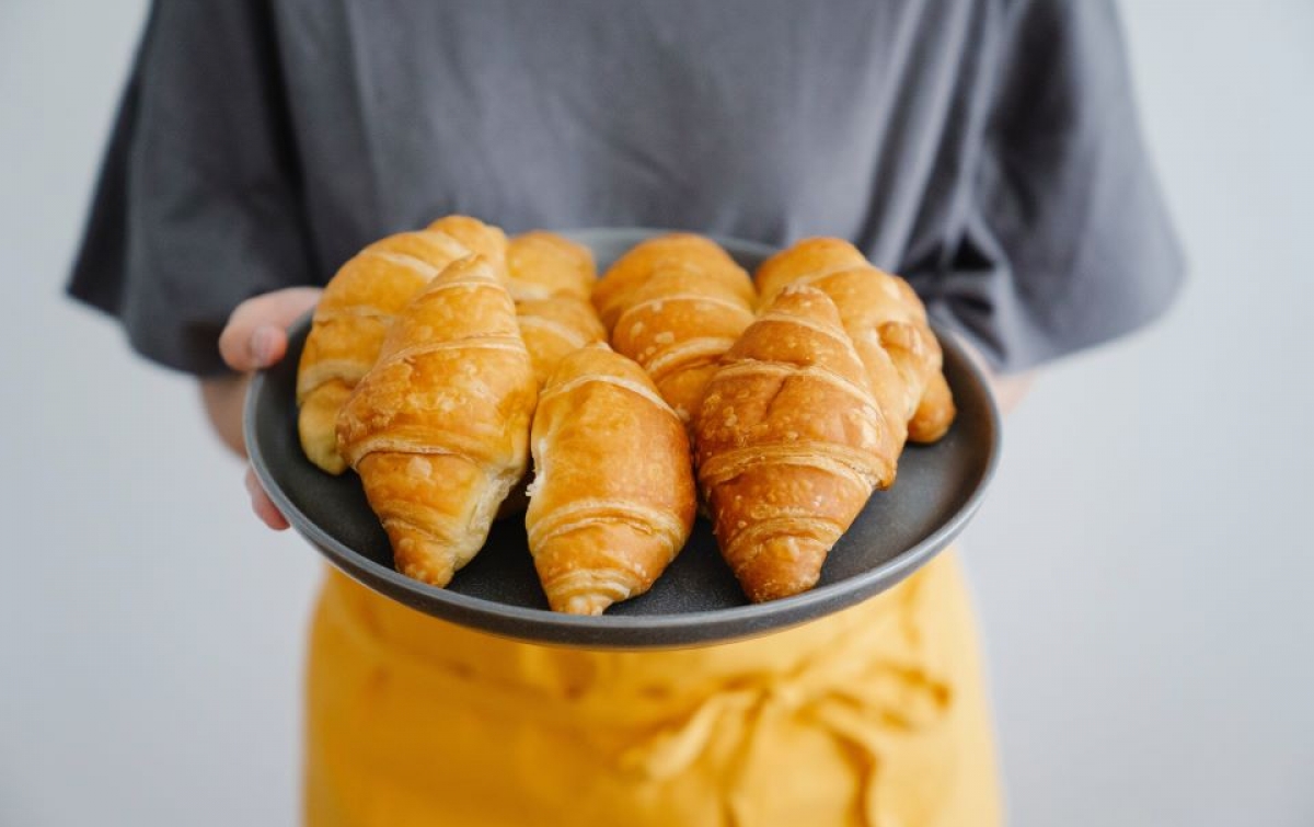 Cara Makan Croissant Bukan Pakai Garpu dan Pisau, Begini Kata Pakar Etiket Makan