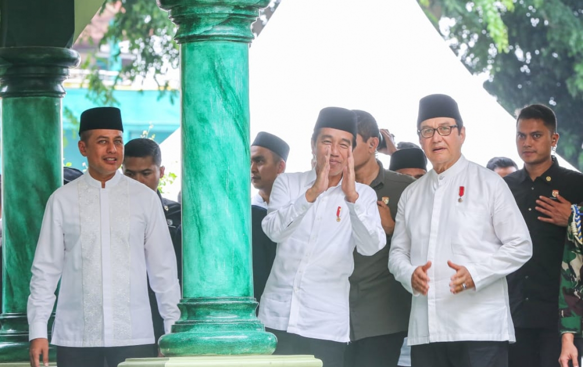 Jokowi, Adi Hidayat dan Ribuan Masyarakat Hadiri Haul H Anif