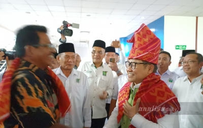 Gus Muhaimin Dikenakan Pakaian Adat Karo Setibanya di Bandara Kualanamu