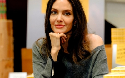 Angelina Jolie Produseri Broadway The Outsiders: Panggung Musikal Mendunia