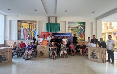 Bagikan Keceriaan, Mirae Asset Sumbang Kursi Roda untuk Manula Kurang Mampu di Medan