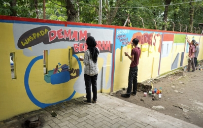 Pagar Tembok Kantor Camat Medan Helvetia Jadi Wadah Coret-Coret Seniman